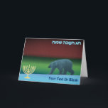 Happy Hanukkah - Polar Lights Polar Beer Feestdagen Kaart<br><div class="desc">Chanoekah begroet de Bevroren Chosen. Een polair beer roamt het ijs tijdens de lange poolnacht; de lichten in rood en groen gloed op afstand.Een Chanoeka-menorah verschijnt samen met Hebreeuwse tekst,  "ו ה ש Noord-מ ח" (Chag כ Sameach - Happy Hanukkah). Voeg je eigen aanvullende tekst toe.</div>