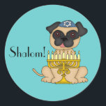 Happy Hanukkah-Pug Dog met Menorah Ronde Sticker<br><div class="desc">Deze zeer schattige sticker heeft een kleine Pug-hond,  met een blauwe garnaal met een ster van David en een Menorah die voor hem zit. U kunt de tekst van "Shalom!" desgewenst aanpassen of verwijderen.</div>