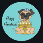 Happy Hanukkah-Pug Dog met Menorah Ronde Sticker<br><div class="desc">Deze zeer schattige sticker heeft een kleine Pug-hond,  met een blauwe garnaal met een ster van David en een Menorah die voor hem zit. U kunt de tekst van "Happy Hanukkah" desgewenst aanpassen of verwijderen.</div>