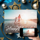 Happy Hanukkah Retro Type Simple Holiday Foto Feestdagenkaart<br><div class="desc">Pas uw foto- en achtergrondkleur aan,  deze heeft een marine terug met sneeuwpoka-punten. Happy Hanukkah begroet.</div>