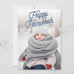 Happy Hanukkah Script Holiday-fotokaart Feestdagenkaart<br><div class="desc">Deze stijlvolle en moderne Hanoekah-fotokaart biedt een gekanteld modern blauw script. Komt met een polka-stip patroon op de rug.</div>