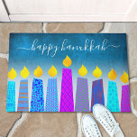 Happy Hanukkah Script Modern Boho Candle Turquoise Deurmat<br><div class="desc">"Happy Hanukkah." Decoreer uw ingang in "stijl" met deze unieke, leuke, op maat gesneden vreugde! Een speelse, moderne, artsachtige illustratie van boho patroonkaarsen in een menorah helpt je om mee te doen in de vakantie van Hanukkah. Toegewezen blauwe kaarsen met kleurrijke faux folie patronen bedekken een turkooisgradiënt tot witte getextureerde...</div>