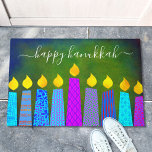 Happy Hanukkah Script Modern Boho Candles on Green Deurmat<br><div class="desc">"Happy Hanukkah." Decoreer uw ingang in "stijl" met deze unieke, leuke, op maat gesneden vreugde! Een speelse, moderne, artsachtige illustratie van boho patroonkaarsen in een menorah helpt je om mee te doen in de vakantie van Hanukkah. De gesorteerde blauwe kaarsen met kleurrijke faux folie patronen en gouden faux vlammen bedekken...</div>
