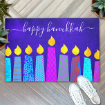 Happy Hanukkah Script Modern Boho Candles op Blue Deurmat<br><div class="desc">"Happy Hanukkah." Decoreer uw ingang in "stijl" met deze unieke, leuke, op maat gesneden vreugde! Een speelse, moderne, artsachtige illustratie van boho patroonkaarsen in een menorah helpt je om mee te doen in de vakantie van Hanukkah. Geordende blauwe kaarsen met kleurrijke faux folie patronen en gouden faux folie vlammen bedekken...</div>