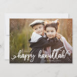 Happy Hanukkah Script Snowfall Foto Feestdagenkaart<br><div class="desc">Deze gepersonaliseerde Hanoekafotokaart kenmerkt uw foto met modern en gewaagd borstelmanuscript met een sneeuw lijst. De achterzijde heeft een passend sneeuwvalpatroon.</div>