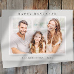 Happy Hanukkah Simple Elegant Custom Family Foto Feestdagenkaart<br><div class="desc">Het ontwerp is samengesteld uit eenvoudige achtergrond met speelse typografie. Voeg uw familienaam,  groet,  foto's en jaar toe</div>