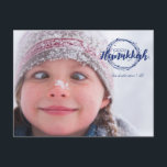 Happy Hanukkah Snow Bubbles Wreatfoto-Briefkaarten Feestdagenkaart<br><div class="desc">Stijlvolle en leuke Happy Hanukkah Snow Bubbles Wreath Holiday Foto Briefkaarten zijn perfect voor al je vrienden en familie dit vakantiejaar. Pas de tekst aan met uw familienaam en het jaar en verwissel het afbeelding voor een foto van uw kinderen,  huisdier of het hele gezin.</div>