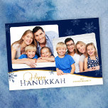 Happy Hanukkah Snowflakes 2 Foto's Hanukkah Feestdagenkaart<br><div class="desc">Deze Hanukkah-fotokaart biedt een eenvoudig ontwerp met twee foto's en de groet "Happy Hanukkah" in donkerblauw en goud. Het ontwerp is voorzien van lichtblauwe sneeuwvlokken.</div>