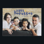 Happy Hanukkah Star van David Holiday Fotokaart Feestdagenkaart<br><div class="desc">Stijlvolle en schattige Happy Chanoeka Star of David Holiday Photo Card is perfect voor al uw vrienden en familie dit vakantieseizoen. Pas de tekst aan met uw familienaam en het jaar en wissel het afbeelding uit voor een foto van uw kind,  huisdier of de hele familie.</div>