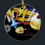 Happy Hanukkah Star van David menorah Dreidel Slip Keramisch Ornament<br><div class="desc">Happy Hanukkah Star van David menorah Dreidel SlipperyJoe's vielebration Candles Jewish Hebrew Chanukah geeft decoraties van joodse religie artistiek</div>