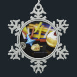 Happy Hanukkah Star van David menorah Dreidel Slip Tin Sneeuwvlok Ornament<br><div class="desc">Happy Hanukkah Star van David menorah Dreidel SlipperyJoe's vielebration Candles Jewish Hebrew Chanukah geeft decoraties van joodse religie artistiek</div>