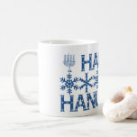 Happy Hanukkah Star van David Menorah Snowflakes Koffiemok<br><div class="desc">Happy Hanukkah Wishes Star van David Menorah Hebrew Festival of Light Celebration Jewish Holiday Snowflakes Typografie Pattern Blue and White Coffee Mok</div>