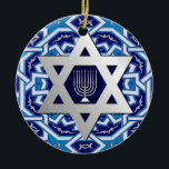 Happy Hanukkah. Start van David Custom Year Keramisch Ornament<br><div class="desc">Happy Hanukkah. Silver Foil Star van David en Menorah Design Hanukkah Gift Ornamenten met aangepast jaar. Overeenkomende kaarten en geschenken die beschikbaar zijn in de joodse Feestdagen / Hanukkah-categorie van onze winkel.</div>