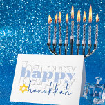 Happy Hanukkah stijlvolle vakantie Kaart<br><div class="desc">Dit Chanoeka-wenskaart heeft een speels en modern ontwerp dat de ontvangers zeker blij zal maken. De voorkant van de kaart toont prominent de uitdrukking "happy happy happy" in een dikke kleine letters. Het midden "gelukkig" is lichtblauw, terwijl de bovenste en onderste "gelukkige" tekst wit is, geschetst in donkergrijs. Het lichtblauwe...</div>