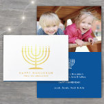 Happy Hanukkah Techelet Blauw Eenvoudige Moderne M Folie Kaarten<br><div class="desc">Wens familie en vrienden de eenvoudige geschenken van licht en liefde voor Chanoeka met een elegante aangepaste foto gevouwen kaart. Alle tekst op deze sjabloon (inclusief "Happy Chanoeka" op de voorkant) is eenvoudig aan te passen met elke formulering. Het design van de techelet blue, white and gold folie is voorzien...</div>