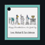Happy Hanukkah uit New York City NYC Chanukah Bedankjes Labels<br><div class="desc">Het ontwerp bevat een originele markeerillustratie van New York City "verkleed" voor het vakantieseizoen. Gewoon personaliseren voor een leuk vakantiegeschenk of feestgunst. Dit ontwerp is ook beschikbaar op andere producten. Er zijn ook coördinerende design beschikbaar. Zie je niet wat je zoekt? Neem contact op met Rebecca om iets speciaal voor...</div>