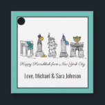 Happy Hanukkah uit New York City NYC Chanukah Bedankjes Labels<br><div class="desc">Het ontwerp bevat een originele markeerillustratie van New York City "verkleed" voor het vakantieseizoen. Gewoon personaliseren voor een leuk vakantiegeschenk of feestgunst. Dit ontwerp is ook beschikbaar op andere producten. Er zijn ook coördinerende design beschikbaar. Zie je niet wat je zoekt? Neem contact op met Rebecca om iets speciaal voor...</div>