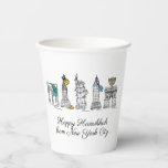 Happy Hanukkah uit New York City NYC Chanukah Papieren Bekers<br><div class="desc">Het ontwerp bevat een originele pen-en-ink illustratie van verschillende bezienswaardigheden in New York, waaronder het Vrijheidsbeeld, de Washington Square Arch en de Brooklyn Bridge, "verkleed" voor de feestdagen. Ideaal voor het vieren van Chanoeka en de joodse feestdagen. Dit NYC-ontwerp is ook beschikbaar voor andere producten. Coördinerende Chanukah partij design zijn...</div>