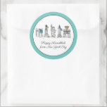 Happy Hanukkah uit New York City NYC Chanukah Ronde Sticker<br><div class="desc">Het ontwerp bevat een originele pen-en-ink illustratie van verschillende bezienswaardigheden in New York, waaronder het Vrijheidsbeeld, de Washington Square Arch en de Brooklyn Bridge, "verkleed" voor de feestdagen. Ideaal voor het vieren van Chanoeka en de joodse feestdagen. Dit NYC-ontwerp is ook beschikbaar voor andere producten. Coördinerende Chanukah partij design zijn...</div>