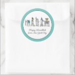 Happy Hanukkah uit New York City NYC Chanukah Ronde Sticker<br><div class="desc">Het ontwerp bevat een originele pen-en-ink illustratie van verschillende bezienswaardigheden in New York, waaronder het Vrijheidsbeeld, de Washington Square Arch en de Brooklyn Bridge, "verkleed" voor de feestdagen. Ideaal voor het vieren van Chanoeka en de joodse feestdagen. Dit NYC-ontwerp is ook beschikbaar voor andere producten. Coördinerende Chanukah partij design zijn...</div>
