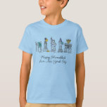 Happy Hanukkah uit New York City NYC Chanukah T-shirt<br><div class="desc">Het ontwerp bevat een originele pen-en-ink illustratie van verschillende bezienswaardigheden in New York, waaronder het Vrijheidsbeeld, de Washington Square Arch en de Brooklyn Bridge, "verkleed" voor de feestdagen. Ideaal voor het vieren van Chanoeka en de joodse feestdagen. Dit NYC-ontwerp is ook beschikbaar voor andere producten. Coördinerende Chanukah partij design zijn...</div>
