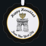 Happy Hanukkah van NYC Menorah Washington Square Ornament Kaart<br><div class="desc">Het ontwerp bevat een originele markeerillustratie van NYC's Washington Square Arch,  "verkleed" voor Chanoeka met een menora op de bovenkant. Zie je niet wat je zoekt? Hulp nodig bij maatwerk? Neem contact op met Rebecca om iets speciaal voor jou te maken!</div>