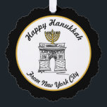 Happy Hanukkah van NYC Menorah Washington Square Ornament Kaart<br><div class="desc">Het ontwerp bevat een originele markeerillustratie van NYC's Washington Square Arch,  "verkleed" voor Chanoeka met een menora op de bovenkant. Zie je niet wat je zoekt? Hulp nodig bij maatwerk? Neem contact op met Rebecca om iets speciaal voor jou te maken!</div>