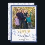 Happy Hanukkah White Photo Holiday Feestdagenkaart<br><div class="desc">Dit wenskaart van Hanukkah kenmerkt een vierkante foto en trendy handgeschreven tekst "Happy Hanukkah" op een witte achtergrond met donkerblauwe rand. Het ontwerp is voorzien van lichtblauwe bladeren en een gouden menorah.</div>