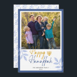 Happy Hanukkah White Photo Holiday Feestdagenkaart<br><div class="desc">Dit wenskaart van Hanukkah kenmerkt een vierkante foto en trendy handgeschreven tekst "Happy Hanukkah" op een witte achtergrond met donkerblauwe rand. Het ontwerp is voorzien van lichtblauwe bladeren en een gouden menorah.</div>