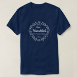 Happy Hanukkah White Wreath Add Name and Year T-shirt<br><div class="desc">Voeg je familienaam en het jaar toe aan dit Happy Hanukkah t-shirt. Deze Happy Chanukkah-stickers zijn voorzien van een wit feestelijk lijst en een witte letters op een blauwe achtergrond.</div>