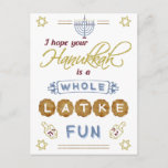 Happy Hanukkah Whole Latke Fun Funny Briefkaart<br><div class="desc">Deze Hanukkah-briefkaarten hebben de humoristische zin: "Ik hoop dat je Hanukkah een hele leuke pret is." Het gaat om tekeningen van droesels,  een menorah,  de ster van David en nog veel meer versieringen. Het kleurenpalet is grijsblauw,  marsala rood,  goud en bruin op wit.</div>