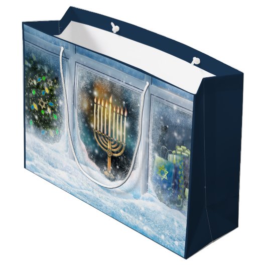 Happy Hanukkah. Winter Scene met Menorah Groot Cadeauzakje (Achterkant Gekanteld)