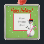 Happy Holiday Snowman (foto lijst) Metalen Ornament<br><div class="desc">Een koel ogende sneeuwpop,  met een zonnebril en een snoepriet op een sterrengroen lijst.  Prettige feestdagen tekst zegt "</div>