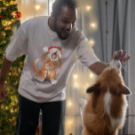 Happy Howl-i-days Kersthond die t-shirt zingt<br><div class="desc">Geef een yep en huilen voor deze kerst met een leuke carol zingende hond waterverf kunst en slogan t-shirt. Kerstgehuil zingende hond verkleed in kerstoutfit. Schattige T-shirt leest Moge je dag harig en stralend zijn. Ideaal voor hondenliefhebbers en dierenwerkers. Item met de hand geschilderd in waterverf en exclusief ontworpen door...</div>