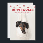 Happy Howlidays | Kute Pet met kerstfoto Feestdagenkaart<br><div class="desc">Deze leuke en grappige vakantiekaart zegt "Happy Howlidays" in een modern rood lettertype,  en bevat de foto van je huisdier,  samen met rode pootafdrukken en strepen op de achterkant. De perfecte,  stijlvolle manier om iedereen een prettig kerstfeest te wensen van jou en je hond!</div>