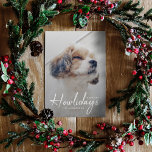 Happy Howlidays | Modern Dog Photo Red Kerstmis Feestdagenkaart<br><div class="desc">Eenvoudige, stijlvolle aangepaste foto Gelukkig feestdagen met een platte vakantiekaart met een moderne, minimalistische handgeschreven scripttypografie in wit en een eenvoudige gradiënt boven een volledige foto met een rode kleur aan de achterzijde. De foto van uw geliefde huisdier en tekst kan gemakkelijk worden gepersonaliseerd voor een ontwerp zo uniek als...</div>