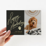 Happy Howlidays Pet met kerstfoto Folie Feestdagenkaart<br><div class="desc">Dit huisdier met de vakantiefootkaart is uitgerust met een moderne handschrift in de folie (kleur van uw keuze) met de tekst "Prettige feestdagen" en een illustratie van de poten. De rug komt met een passend patroon van de pooldruk en een extra foto voor een blijvende indruk. Voeg eenvoudig uw foto's...</div>