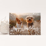 Happy Howlidays Snow | kerstfoto eten Feestdagenkaart<br><div class="desc">Spreid dit vakantieseizoen uit met deze stijlvolle vakantiefootkaart met uw favoriete vriend met vier poten die een penseelscript gebruikt dat "Happy Howlidays" zegt en met een passend sneeuwpatroon op de achterzijde wordt geleverd</div>