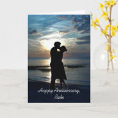 Happy Jubileum Babe, echtpaar zoenen op het strand Kaart (Gele Bloem)
