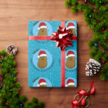 Happy kerstaardappel op maat cadeaupapier<br><div class="desc">Happy Christmas Potato met een rode kerstmuts met een witte bontrand en een witte donzige pompom. Zijn lichaam is bruin met kleine zwarte stippen en een grote vrolijke glimlach. Hij heeft stokken voor armen en houdt groene holle bladeren met rode bessen. Achter hem is een blauwe achtergrond met witte sprankelende...</div>