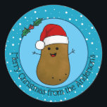 Happy kerstaardappel op maat ronde sticker<br><div class="desc">Happy Christmas Potato met een rode kerstmuts met een witte bontrand en een witte donzige pompom. Zijn lichaam is bruin met kleine zwarte stippen en een grote vrolijke glimlach. Hij heeft stokken voor armen en houdt groene holle bladeren met rode bessen. Achter hem is een blauwe achtergrond met witte sprankelende...</div>