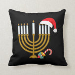 Happy Kersthanukkah Santa Hat Jewish Menorah Kussen<br><div class="desc">Een grappig cadeauidee voor kerstfeest. Het beste kerstcadeau voor vrienden en familieleden. Viel het feest met je geliefden en laat ze allemaal lachen. Happy Kersthanukkah Santa Hat Jewish Menorah</div>