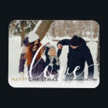 Happy Kerstmis Modern Foto Chic Script Love Magneet<br><div class="desc">Een elegante foto vakantiemagneet met uw speciale favoriete foto en uw familienaam en datum die in klassieke moderne typografie over een chique manuscriptbericht van liefde wordt geplaatst. Ontworpen door: Thisnotme©</div>