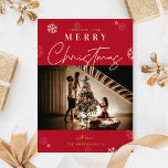 Happy KerstRed One Family-fotokaart met Folie Folie Feestdagenkaart<br><div class="desc">Verspreid de feestelijke vrolijkheid met een gepersonaliseerd wenskaart van de foto Kerstmis. Met de feestkaart van dit seizoen is ruimte beschikbaar voor één grote familiefoto en uw familienaam. De echte goudfolie vult deze Merry-kerstkaart perfect aan en de rijke rode achtergrond en het subtiele sneeuwvlokmotief brengen die kerstsfeer mee.</div>
