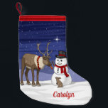 Happy Kerstsnowman en Cute Reindeer Kleine Kerstsok<br><div class="desc">Een hert eet de wortelneus van sneeuwman en deelt het met een schattig konijnenkonijn.</div>