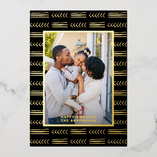 Happy Kwanzaa Modern Mudcloth Foto Black Gold Folie Feestdagenkaart (Voorkant)