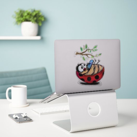 Happy Ladybug met telefoon Grappige Sticker (Laptop op bureau)