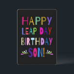 Happy Leap Day Verjaardag Zoon! Levendig lettertyp<br><div class="desc">Voor een zoon die een verjaardag heeft op een schrikkeldag, is dit heldere en levendige lettertype kleurrijk en leuk! Verander eenvoudig de tekst op de achterkant voor uw persoonlijke sentimenten, of verwijder alles en teken thuis! U kunt de achtergrondkleur op de rug van zwart in om het even welke kleur...</div>