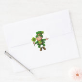 Happy Leprechaun en Shamrock Ronde Sticker (Envelop)