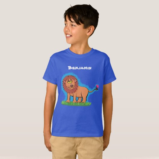 Happy lion met vlinder cartoon design t-shirt (Voorkant volledig)